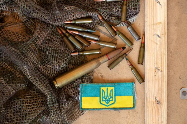 Pili Yeşil Bir Kumaşın Üzerinde Yatar Yanında Ukrayna Bayrağı Ukrayna — Stok fotoğraf