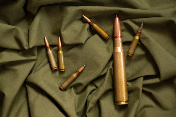 Las Balas Yacen Sobre Fondo Camuflaje Verde Armas Militares Depósito — Foto de Stock