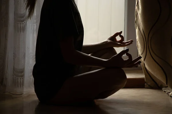 Дівчина Медитує Квартирі Сидячи Підлозі Біля Вікна Йога Медитація Вдома — стокове фото