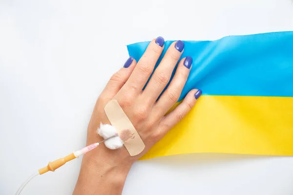 Uma Mão Mulher Com Conta Gotas Bandeira Ucrânia Fundo Branco — Fotografia de Stock