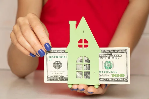 Дівчина Руках Тримає Маленький Зелений Будинок Сто Доларів Рахунків Гроші — стокове фото