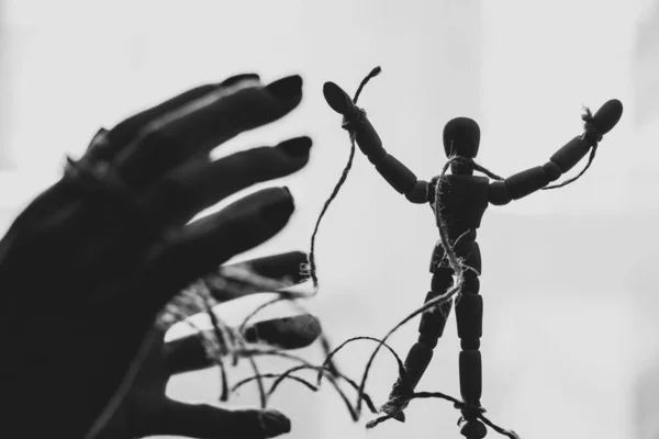 用绳子绑在木偶上的木制木偶 操纵人 人是奴隶 宣传和奴役 — 图库照片