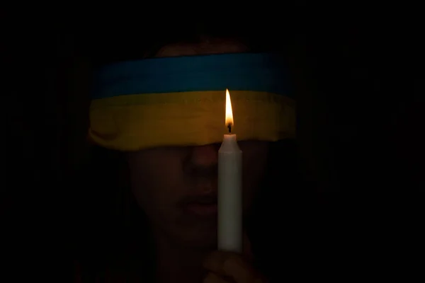 Девушка Завязанными Глазами Флагом Украины Свечой Руках Темноте Флагом Украины — стоковое фото