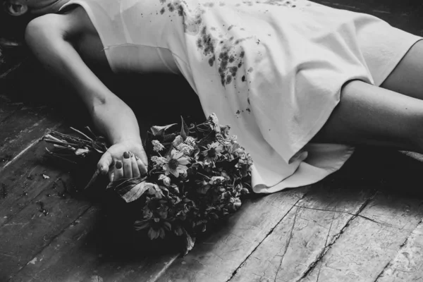 Girl Bloody White Dress Lies Floor House Next Bouquet Flowers — Foto de Stock