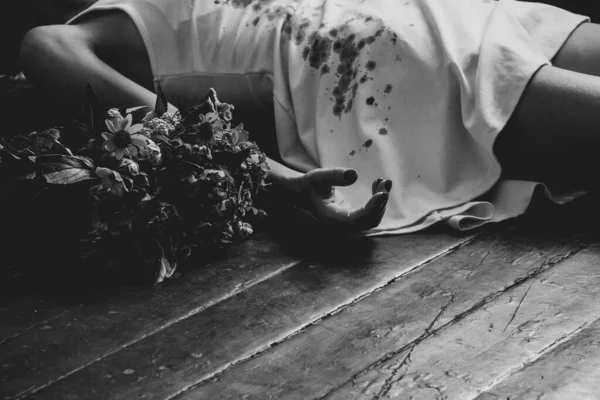 Girl Bloody White Dress Lies Floor House Next Bouquet Flowers — Fotografia de Stock