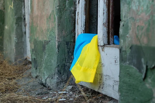 Destroyed Building Broken Door Explosion Next Lies Flag Ukraine City —  Fotos de Stock