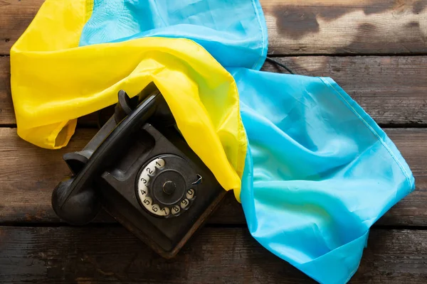 Old Black Phone Flag Ukraine Lie Wooden Table Dialogue Communication — Foto Stock