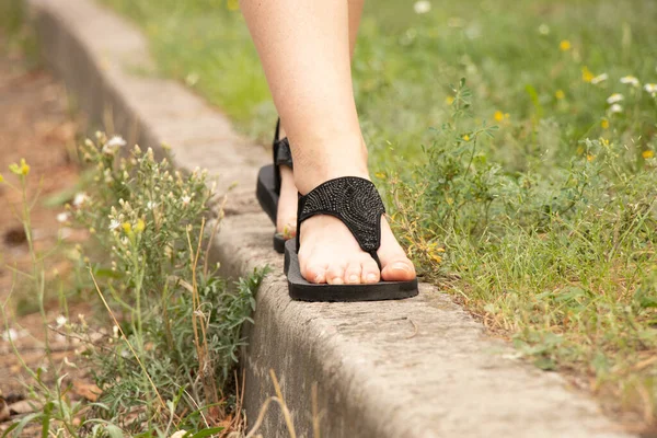 Women Feet Summer Shoes Road Sun Women Feet Sandals Street — Stockfoto