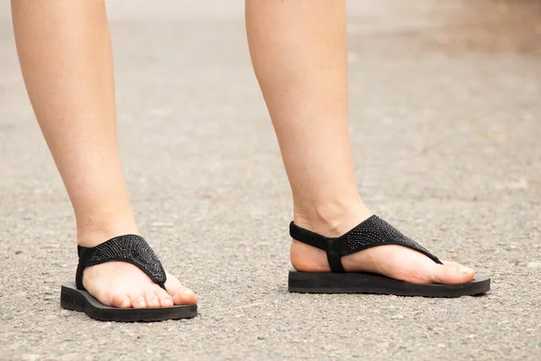 Γυναικεία Πόδια Καλοκαιρινά Παπούτσια Στο Δρόμο Στον Ήλιο Γυναικεία Πόδια — Φωτογραφία Αρχείου