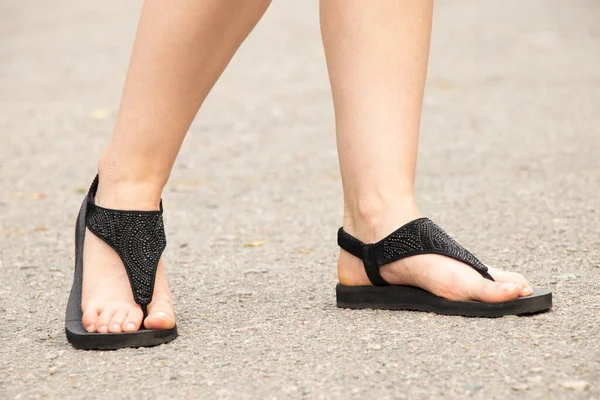 Women Feet Summer Shoes Road Sun Women Feet Sandals Street — Stockfoto