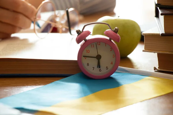 Alarm Clock Stands Table Books Apple Flags Ukraine School Education — Fotografia de Stock