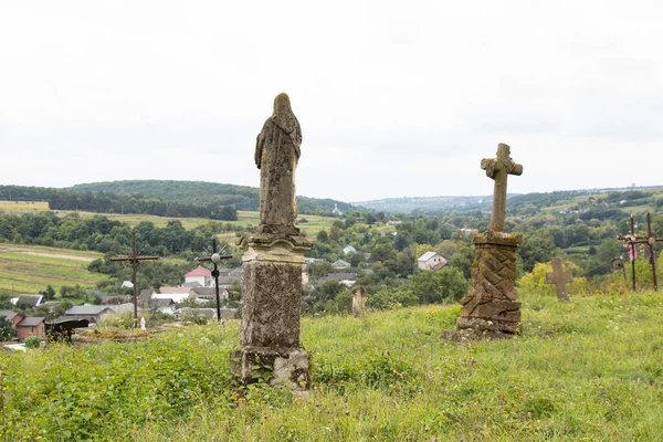乌克兰的波兰犹太人的旧公墓 古老的废弃坟墓18世纪和19世纪的坟场雕塑 乌克兰坟场 — 图库照片