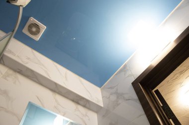 Banyodaki köşe ve mavi tavan, banyodaki duvar ve tavan, apartmanın iç kısmı.