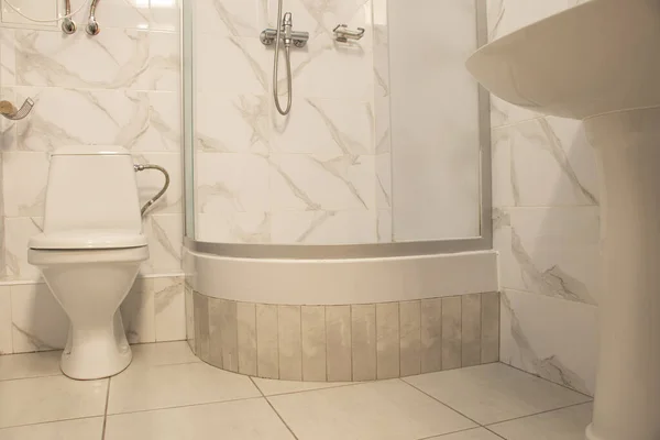 Banheira Chuveiro Cubículo Apartamento Residencial Ucrânia Cores Brilhantes Banheiro Interior — Fotografia de Stock
