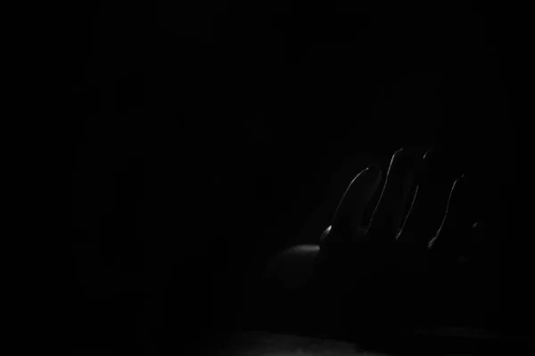 Женская Рука Темноте Лежит Земле Свете Фонаря Черно Белое Фото — стоковое фото