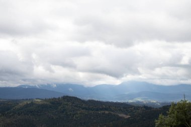 Karpatlar sonbaharda dağdan Karpatlar 'a, Ukrayna' daki Karpatlar 'ın üzerinde bulutlar görüyorlar.