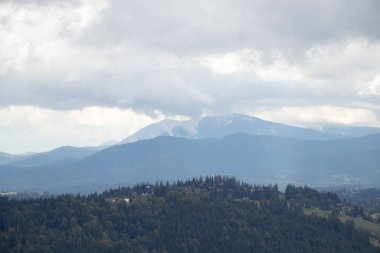 Karpatlar sonbaharda dağdan Karpatlar 'a, Ukrayna' daki Karpatlar 'ın üzerinde bulutlar görüyorlar.