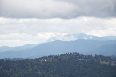 Karpatlar sonbaharda dağdan Karpatlar 'a, Ukrayna' daki Karpatlar 'ın üzerinde bulutlar görüyorlar.