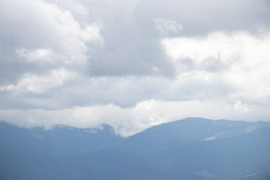 Karpatlar sonbaharda dağdan Karpatlar 'a, Ukrayna' daki Karpatlar 'ın üzerinde bulutlar görüyorlar.