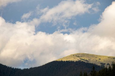 Karpatlar sonbaharda dağdan Karpatlar 'a, Ukrayna' daki Karpatlar 'ın üzerinde bulutlar görüyorlar.