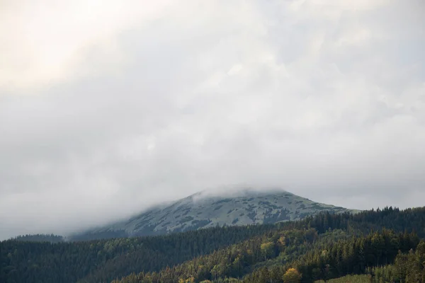 Karpatlar Sonbaharda Dağdan Karpatlar Ukrayna Daki Karpatlar Üzerinde Bulutlar Görüyorlar — Stok fotoğraf
