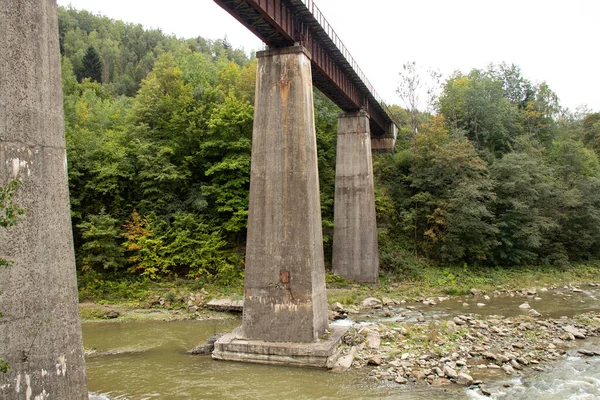 ウクライナのカルパティアの山の川を渡る鉄道橋 ウクライナの山の中の古い橋 — ストック写真