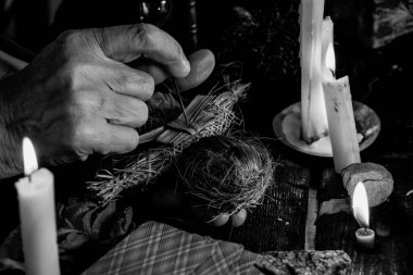 Karanlıkta kalbinde iğne olan yaşlı bir cadının ellerinde vudu bebeği mumların, lanetlerin ve kara büyünün arka planına karşı.