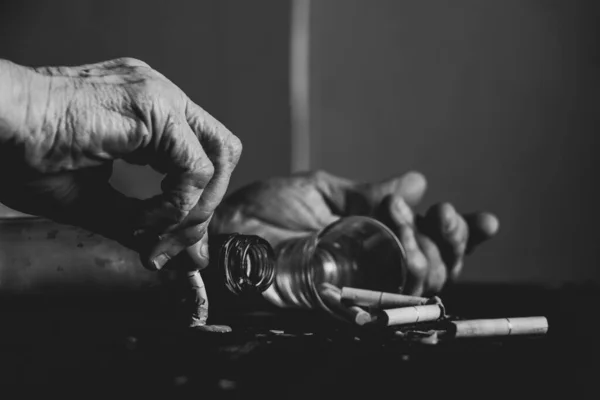 Cigarrillos Vaso Una Botella Vacía Las Manos Una Anciana Sobre —  Fotos de Stock