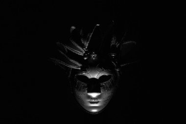Karanlıkta Venedik karnaval maskeli bir kızın yüzü, bir maske ve bir aktör, tiyatro.