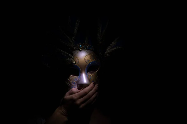 Обличчя Дівчинки Венеціанській Карнавальній Масці Темряві Закриває Рот Рукою Маскарад — стокове фото