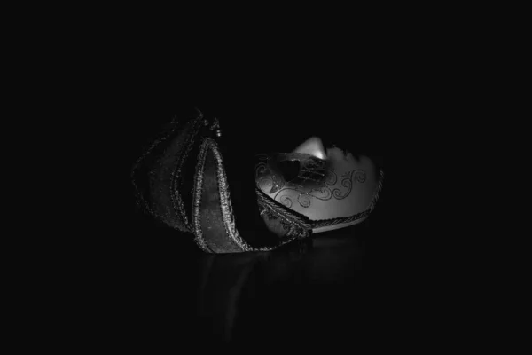 Венецианская Маска Лежит Темном Черно Белом Фото Театральная Маска — стоковое фото