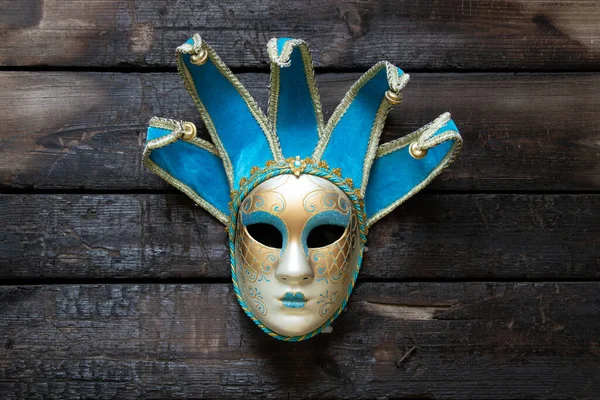 Venedik Maskesi Ahşap Bir Masanın Üzerinde Duruyor — Stok fotoğraf
