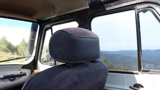 Ein Alter Jeep Fährt Einen Berghang Den Karpaten Bukovel Der — Stockvideo