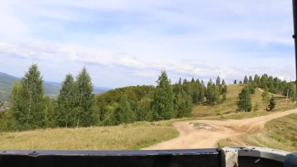 这部车开过乌克兰布科沃尔的喀尔巴阡山脉 从山上的一辆敞篷汽车上可以看到 — 图库视频影像