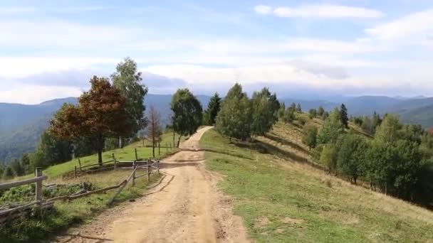 Auto Projíždí Horami Karpat Ukrajině Bukovel Pohled Otevřeného Auta Silnici — Stock video