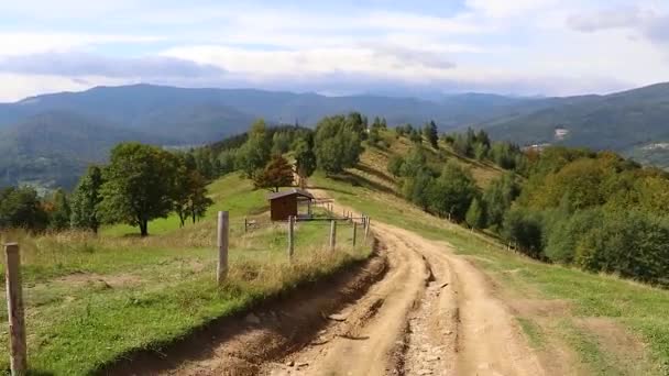 这部车开过乌克兰布科沃尔的喀尔巴阡山脉 从山上的一辆敞篷汽车上可以看到 — 图库视频影像