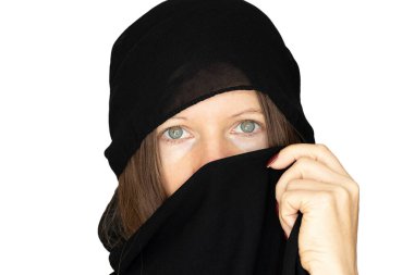 Kız yüzünü ve başını siyah bir eşarpla örtmüş, izole bir arka planda, inanç ve din Müslümandır.