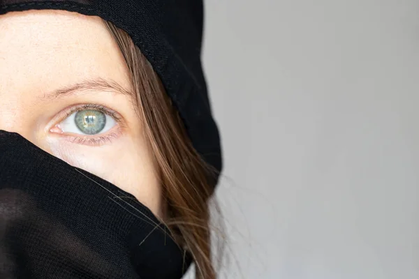 Dívka Zakryla Tvář Hlavu Černým Šátkem Izolovaném Pozadí Víra Náboženství — Stock fotografie