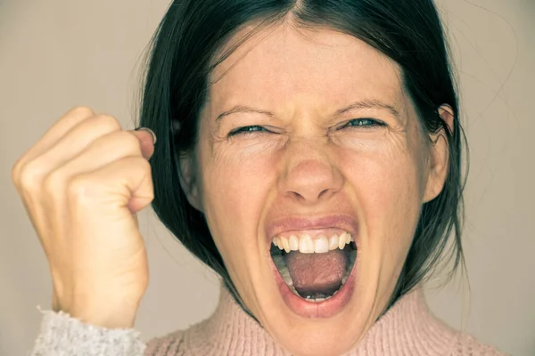 Menina Gritando Acenando Com Punho Sobre Fundo Isolado Close Dia — Fotografia de Stock