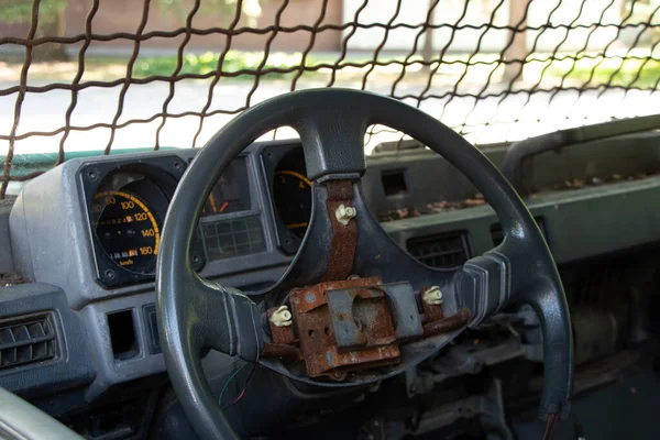 Starý Rozbité Vojenské Vozidlo Mřížemi Předním Okně Auto Průchodu Nepřátelství — Stock fotografie