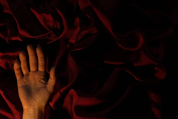 Ręka Kobiety Czerwonym Jedwabnym Tle Pognieciona Ciemności Ręka Kobiety — Zdjęcie stockowe