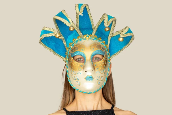 一个戴着威尼斯狂欢节面具 背景偏僻的女孩的脸 化装舞会和蒙面演员 — 图库照片