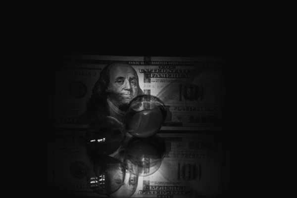 Sto Dolarů Leží Zrcadle Přesýpacích Hodinách Čase Penězích — Stock fotografie
