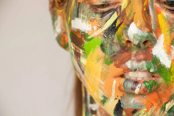 Πρόσωπο Ενός Νεαρού Κοριτσιού Ζωγραφισμένο Ακουαρέλα Διάφορα Χρώματα Ένα Απομονωμένο — Φωτογραφία Αρχείου