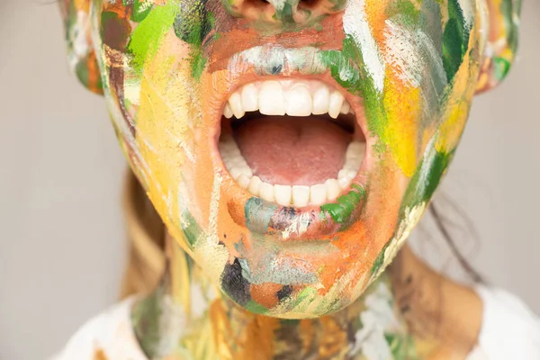 Дівчина Обличчям Пофарбована Фарбами Відкритим Ротом Зубами Ротом Кричить — стокове фото