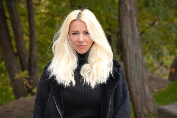 Blond Oekraïense Vrouw Herfst Parken Stad Dnipro Oekraïne Een Prachtige — Stockfoto