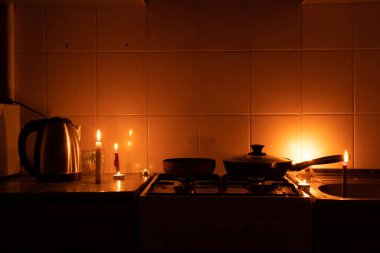 Elektrik olmayan bir daire, mum ışığında mutfak savaş yüzünden elektriksiz Ukrayna, karanlıkta.