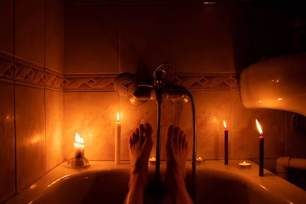 Pies Baño Sin Luz Luz Las Velas Apartamento Oscuro Ucrania —  Fotos de Stock