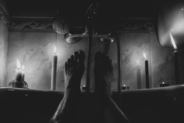 Lábak Fürdőszobában Fény Nélkül Gyertyafénynél Egy Sötét Lakásban Ukrajnában Ukrajna — Stock Fotó