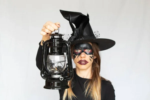 Sorcière Avec Lampe Kérosène Sur Fond Isolé Costume Sorcière Vacances — Photo